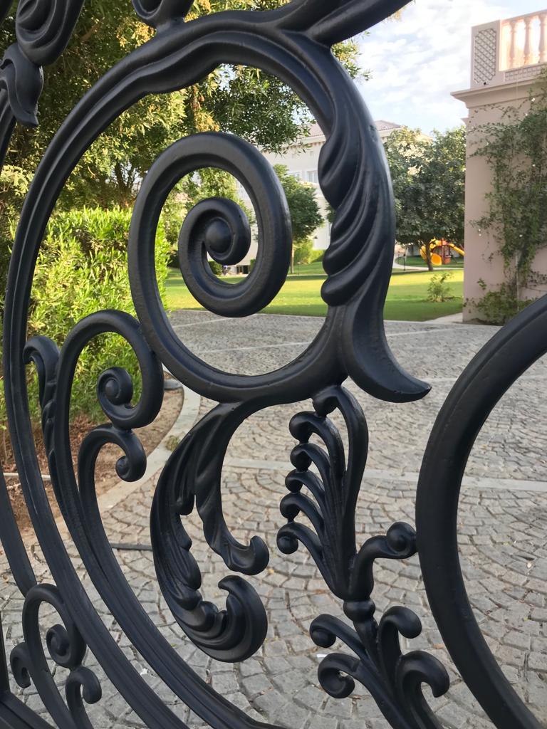 صورة عمل فني معدني لشركة أقطاب