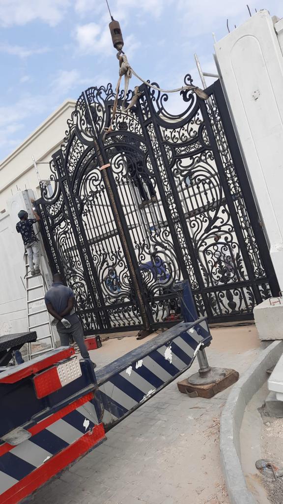 صورة بوابة فخمة من تصميم أقطاب